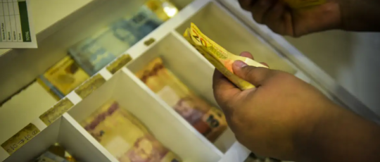 Percentual de famílias com dívidas em atraso cai em fevereiro, diz CNC