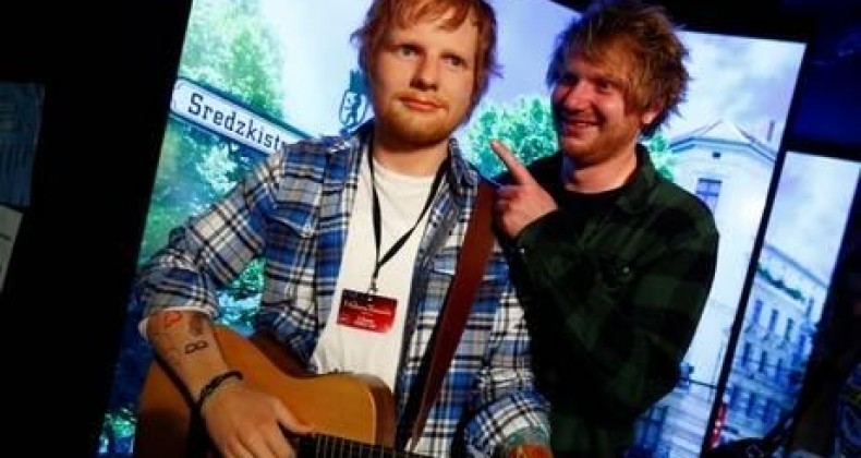 Sósia de Ed Sheeran inaugura estátua de cera do cantor