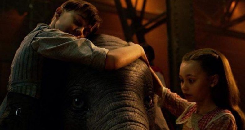 'Dumbo': Live-action de Tim Burton ganha imagem fofa