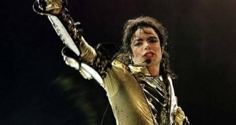 Músicas póstumas de Michael Jackson são falsas, admite Sony