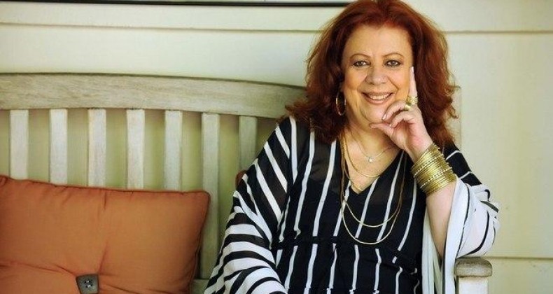 Beth Carvalho faz show deitada para aliviar fortes dores na coluna