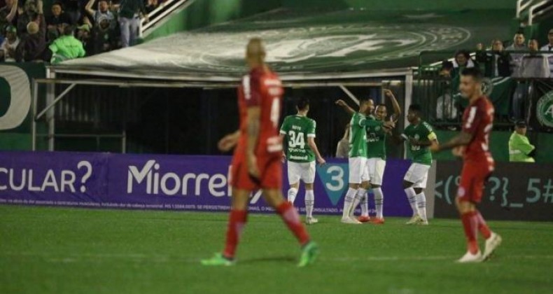Damião erra pênalti nos acréscimos e Inter perde para a Chapecoense