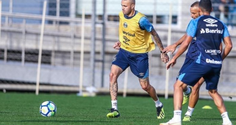 Luan deixa treino antes do fim e passa a ser dúvida no Grêmio