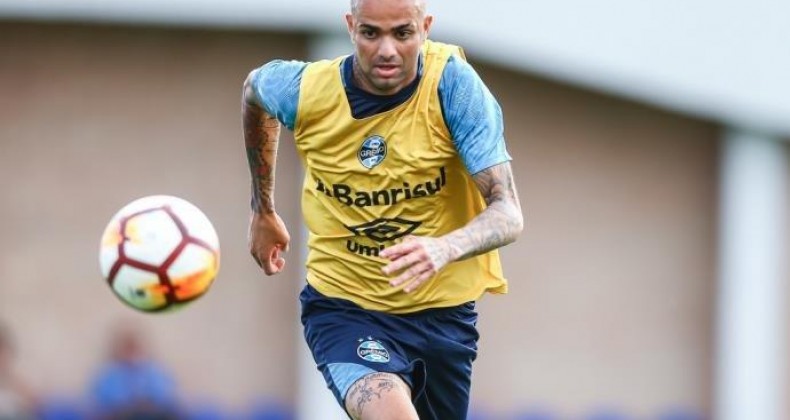 Luan participa de treino do Grêmio em Buenos Aires