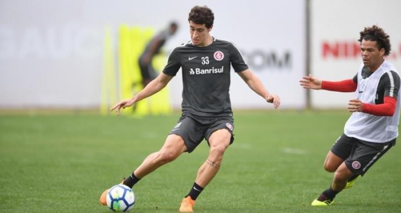 Rodrigo Dourado sente lesão e deixa treino do Inter mancando