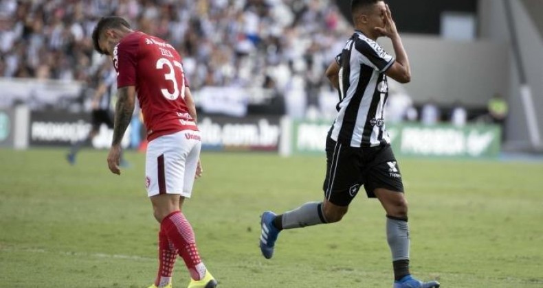 Inter perde para o Botafogo, cai uma posição e vê distância para o líder aumentar