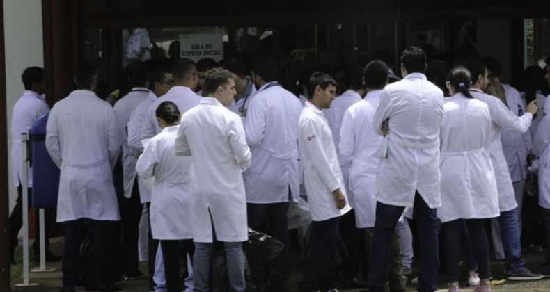 Médicos formados no exterior tentam validar diploma no Brasil