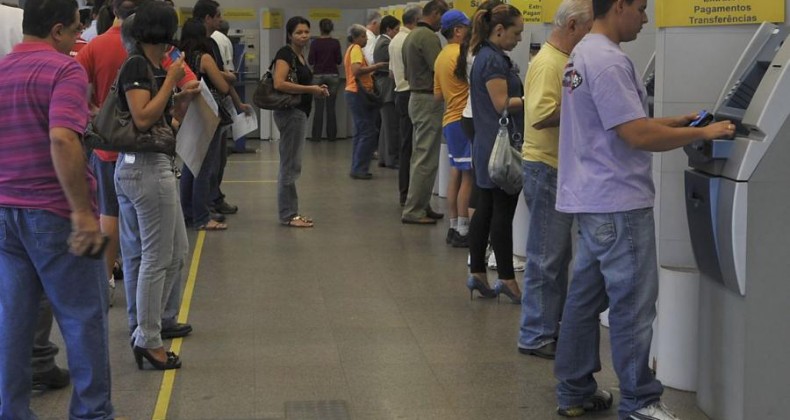 Agências bancárias abrem em horário especial nesta segunda-feira