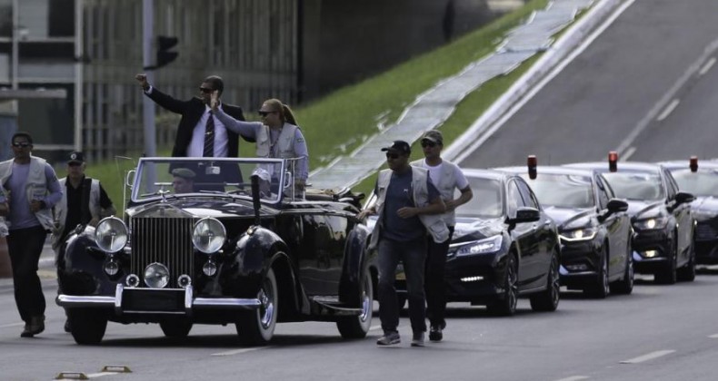 Ensaio da posse de Bolsonaro tem desfile em carro aberto