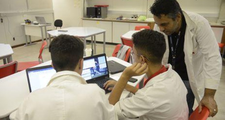 Mais de 1 milhão de jovens não concluem o ensino médio até os 19 anos