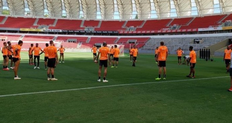 Após derrota, Odair comanda treino fechado no Beira-Rio