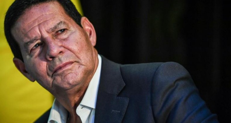 Bolsonaro chega nesta segunda à Suíça; Mourão assume a Presidência