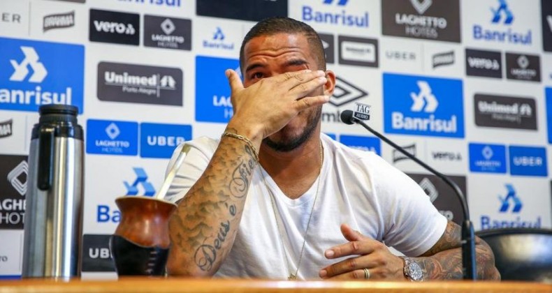 Chorando, Jael relembra trajetória de superação em despedida do Grêmio