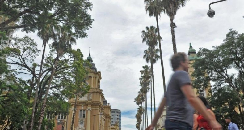 Chuva diminui, mas terça-feira será encoberta no RS