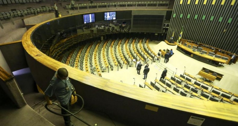 Deputados federais eleitos e reeleitos tomam posse nesta manhã