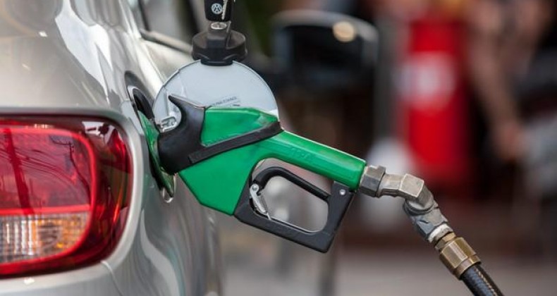 Preço médio da gasolina nas bombas recua pela 16ª vez seguida, diz ANP