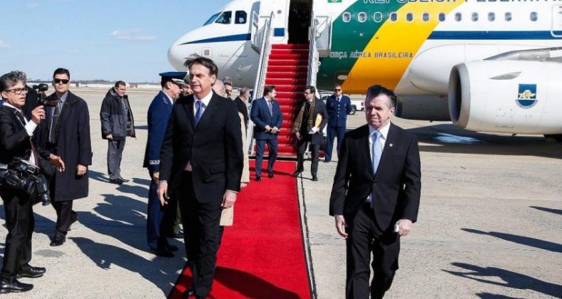 Bolsonaro chega aos EUA em meio a protestos em Washington