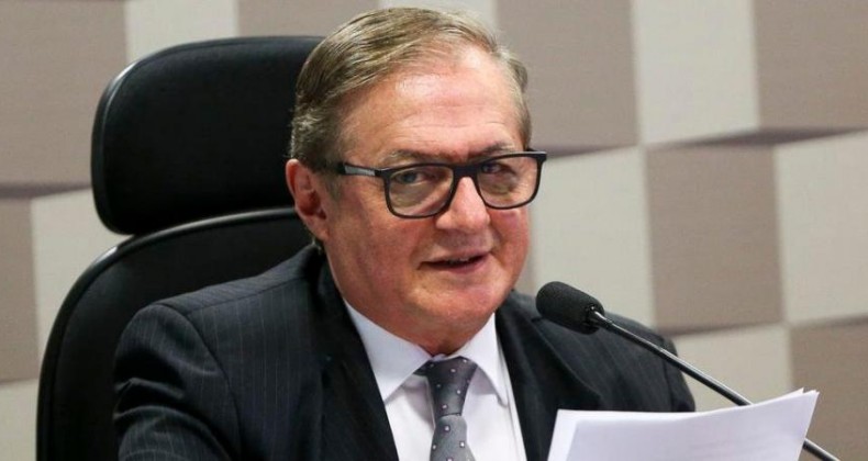 Bolsonaro diz que ministro Vélez Rodríguez continua no cargo