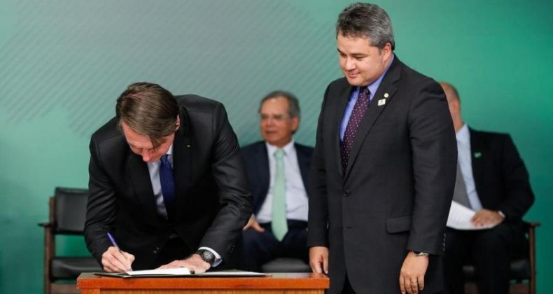 Bolsonaro sanciona lei do cadastro positivo para todos os consumidores