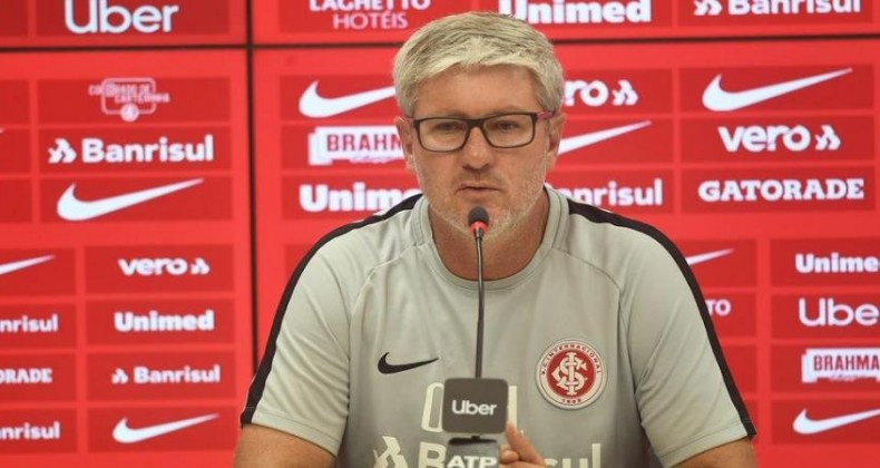 Odair desconversa sobre Dourado e mantém mistério na escalação do Inter