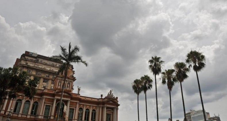 Abafamento e chuva persistem no RS neste sábado