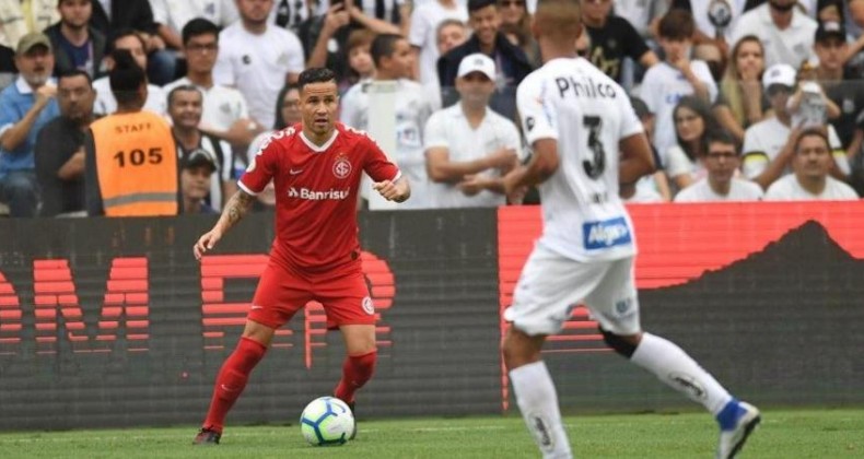 Em jogo marcado por VAR, Santos e Inter ficam no 0 a 0 na Vila
