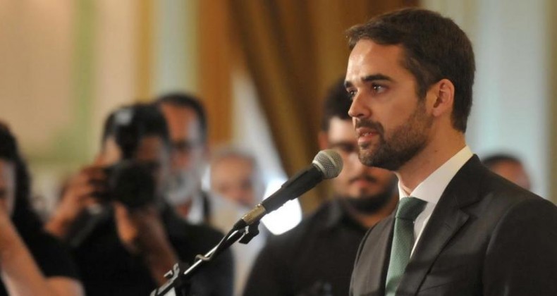 Governador Eduardo Leite sanciona reajuste do salário mínimo regional