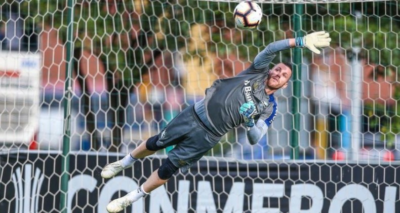 Paulo Victor renova contrato com o Grêmio até 2022