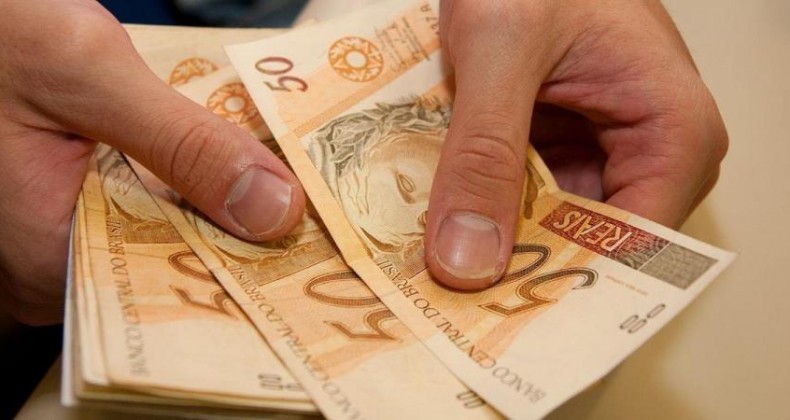 Poupança tem maior retirada líquida para meses de abril em três anos