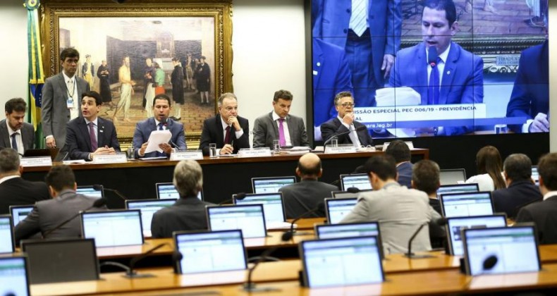 Comissão da reforma da Previdência pode debater relatório nesta terça