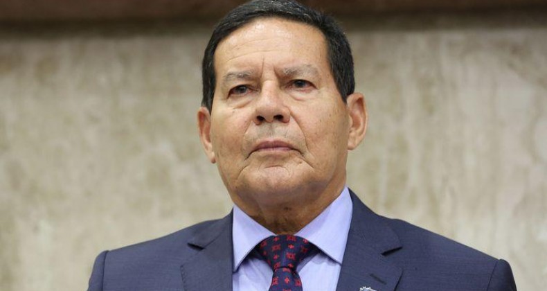 Mourão diz que retorno do ensino de educação moral e cívica é avaliado