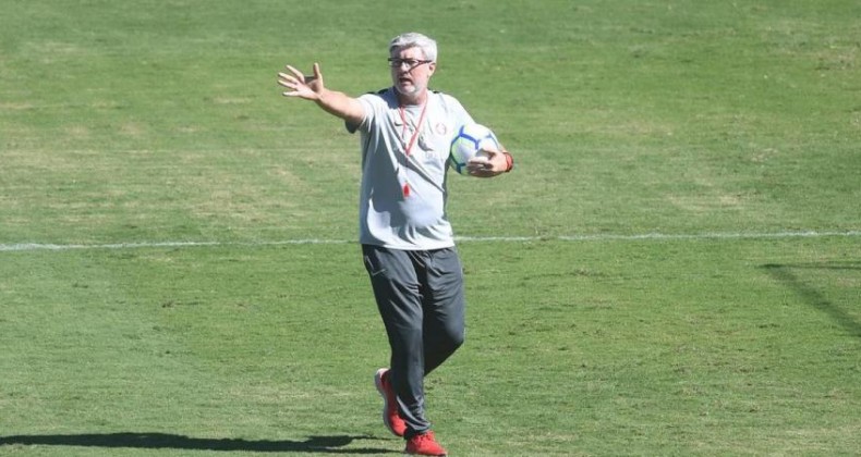 Odair esboça time titular pela primeira vez em Atibaia