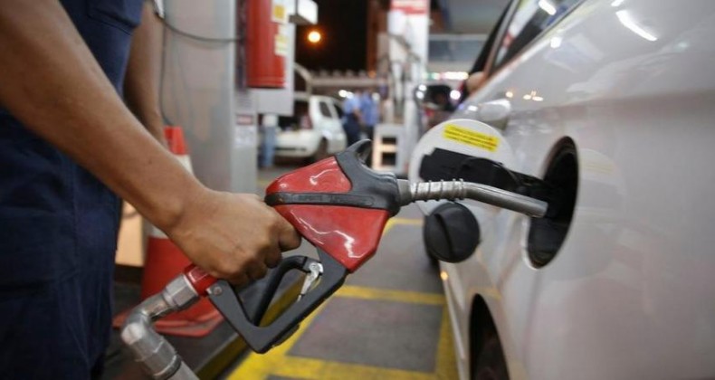 Petrobras baixa gasolina em R$ 0,03 e diesel em R$ 0,04