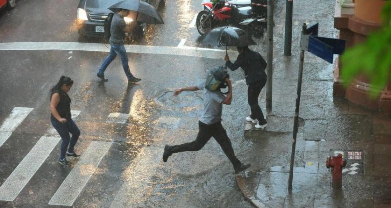 Chuva avança e derruba temperatura neste sábado no RS