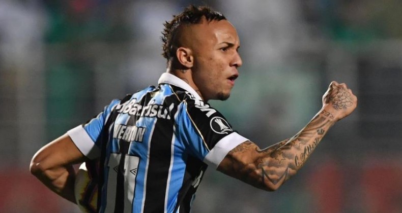 “Deixa eu aqui, tô feliz”, diz Everton sobre chance de sair do Grêmio