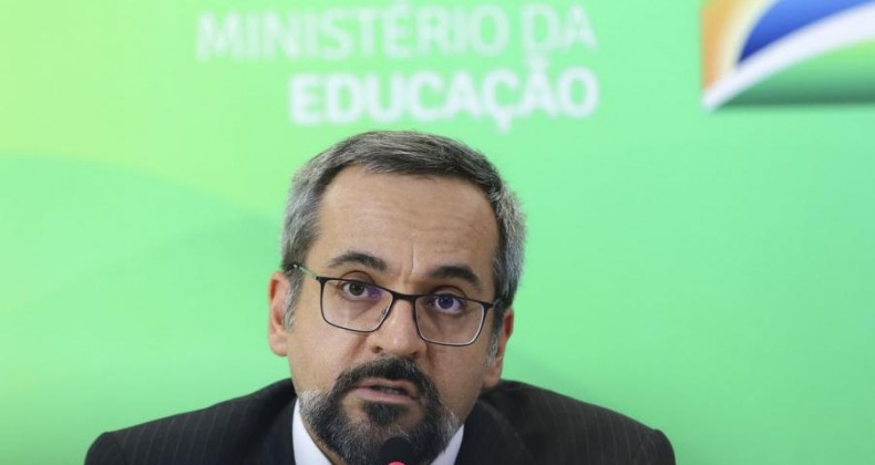 Número de participantes no Encceja é recorde, diz Weintraub