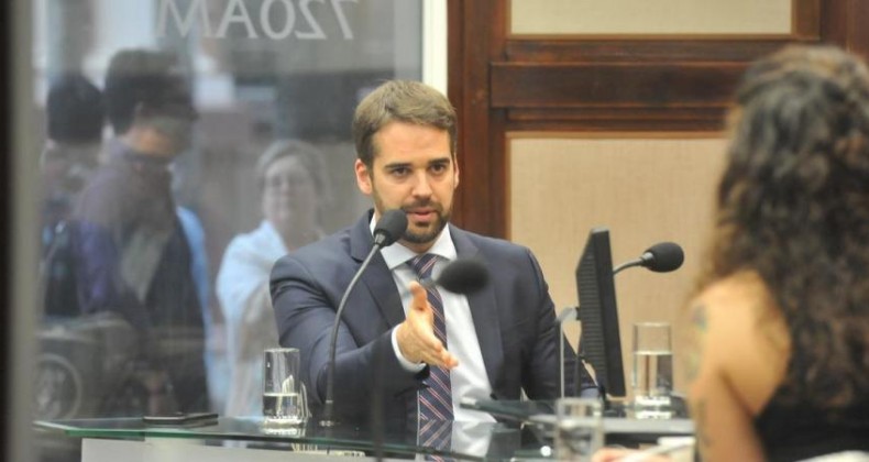 Eduardo Leite enviará projetos que mudam as carreiras em outubro