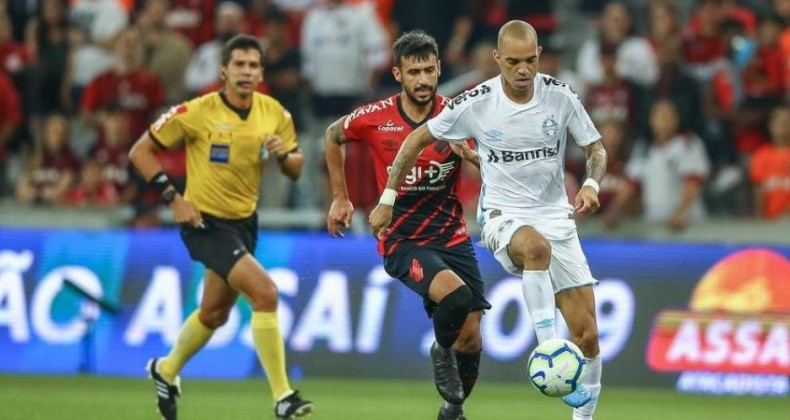 Grêmio acumula erros e perde para o Athletico-PR por 2 a 0