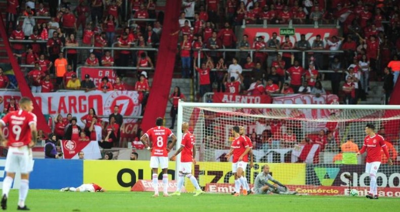 Inter perde para o Goiás em noite de má atuação e falha de Lomba