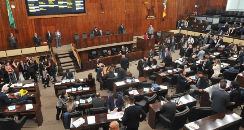 AL aprova projeto que altera o plano de carreira do Magistério