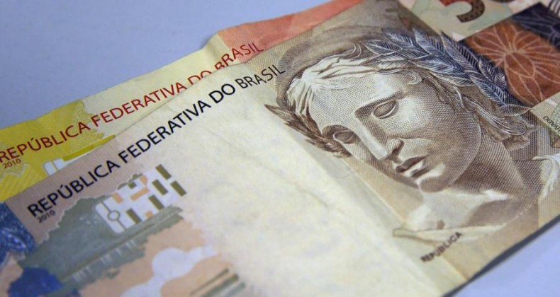 Bolsonaro assina MP que eleva salário mínimo para R$ 1.045