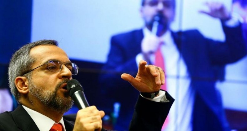 Impasse de governo e Congresso ameaça financiamento de ensino básico