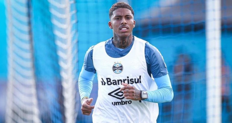Jean Pyerre corre no gramado em treino do Grêmio