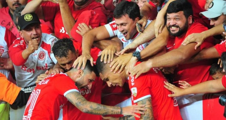 Inter sofre com expulsão, mas vence Tolima e está na fase de grupos