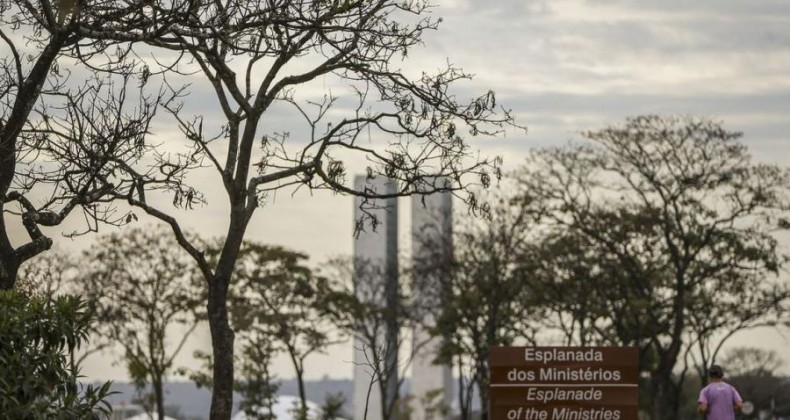 Reforma administrativa pretende revisar salários e número de carreiras