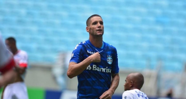 Grêmio toma susto, mas vence São Luiz de virada na Arena sem torcida