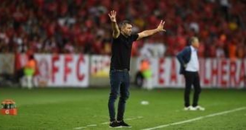 Preocupação com gramado do Beira-Rio revela perfeccionismo de Coudet