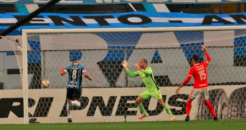Grêmio bate o Inter na Arena, conquista o returno e decide Gauchão