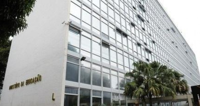 Governo vai determinar que aulas nas universidades voltem em março