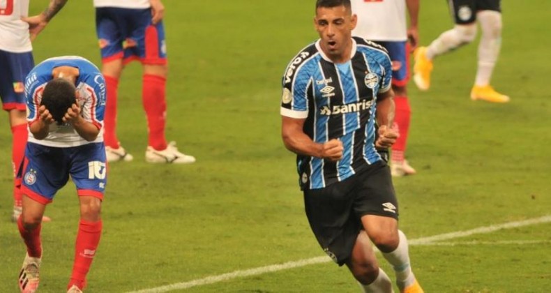 Grêmio leva susto, mas vence o Bahia e dorme no G4 do Brasileirão